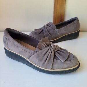 Clarks Women's Gray Loafers with Bow Detail Size 10